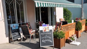 Bild des Gastgartens am Café-Eingang