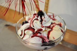 Eisbecher mit Cherry Mania Kirschen und Schlag