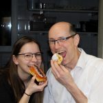 Herr Stöger und Leonore beim Krapfen essen