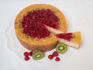 aufgeschnittene Topfen-Frucht Torte