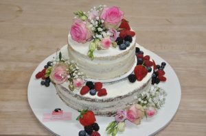 Hochzeitstorte mit echten Blumen und Früchten