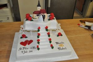 Hochzeitstorte mit Treppen und Kirche